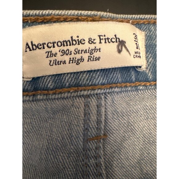Abercrombie & Fitch 90s Straight Ultra High Rise Jeans Size 30 Light Blue Denim - Picture 2 of 5